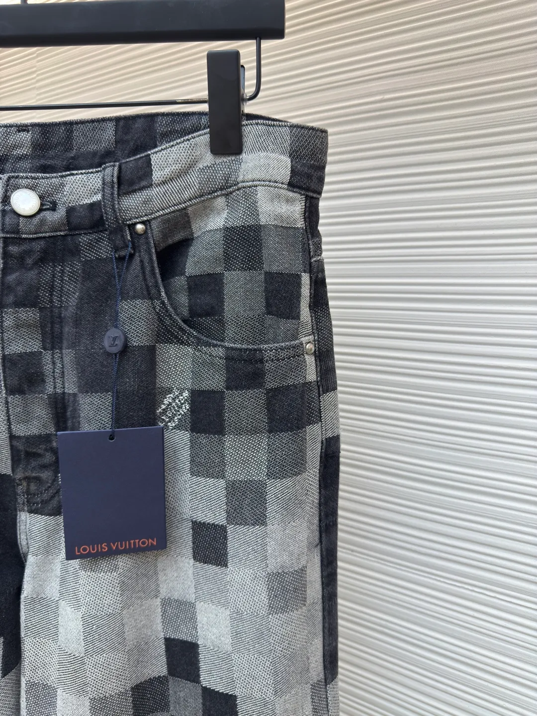 LOUIS VUITTON checkerboard mosaic denim trousers ●Authentic product: Purchased and developed for 15600 ●Item number: 1680020-B40 ●Fabric: denim fabric ●Technology: Jacquard technology ●Version: Fitted version ●Size: 30-32-34-36 ●Weight: about 1250g ●Description: Gradient mosaic plaid fabric developed as it is Restored letter jacquard on denim The minimum order quantity for the pearl hardware laser engraving logo is 6w. The cost of a single pearl button is RMB. The details are processed perfectly. After the garment is ready, the enzyme soaking and washing process is used to make the denim slightly yellowed to show the traces of time. Finally, the buttons are hand-buttoned. Machine equipment cannot be used for buttoning because the button material is pearls. The scrap rate of machine buttoning is 40%. The 13 pearl buttons on the whole body are all hand-buttoned. Unreplicable works of art pay tribute to Fei Dong. The overall wiring is straight and delicate, the fabric is comfortable and soft, and the color is consistent without color difference. It can be matched with the same style to create a fashionable look and control various occasions. Customized accessories, complete with three standards, same style for men and women!